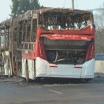 Sujetos queman bus del transporte público tras bajar a pasajeros y amenzar a chofer en limite de Estación Cental y Cerrillos