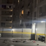 VIDEO: Ropa de marido sale volando por la ventana en medio de discusión alentada por el edificio completo